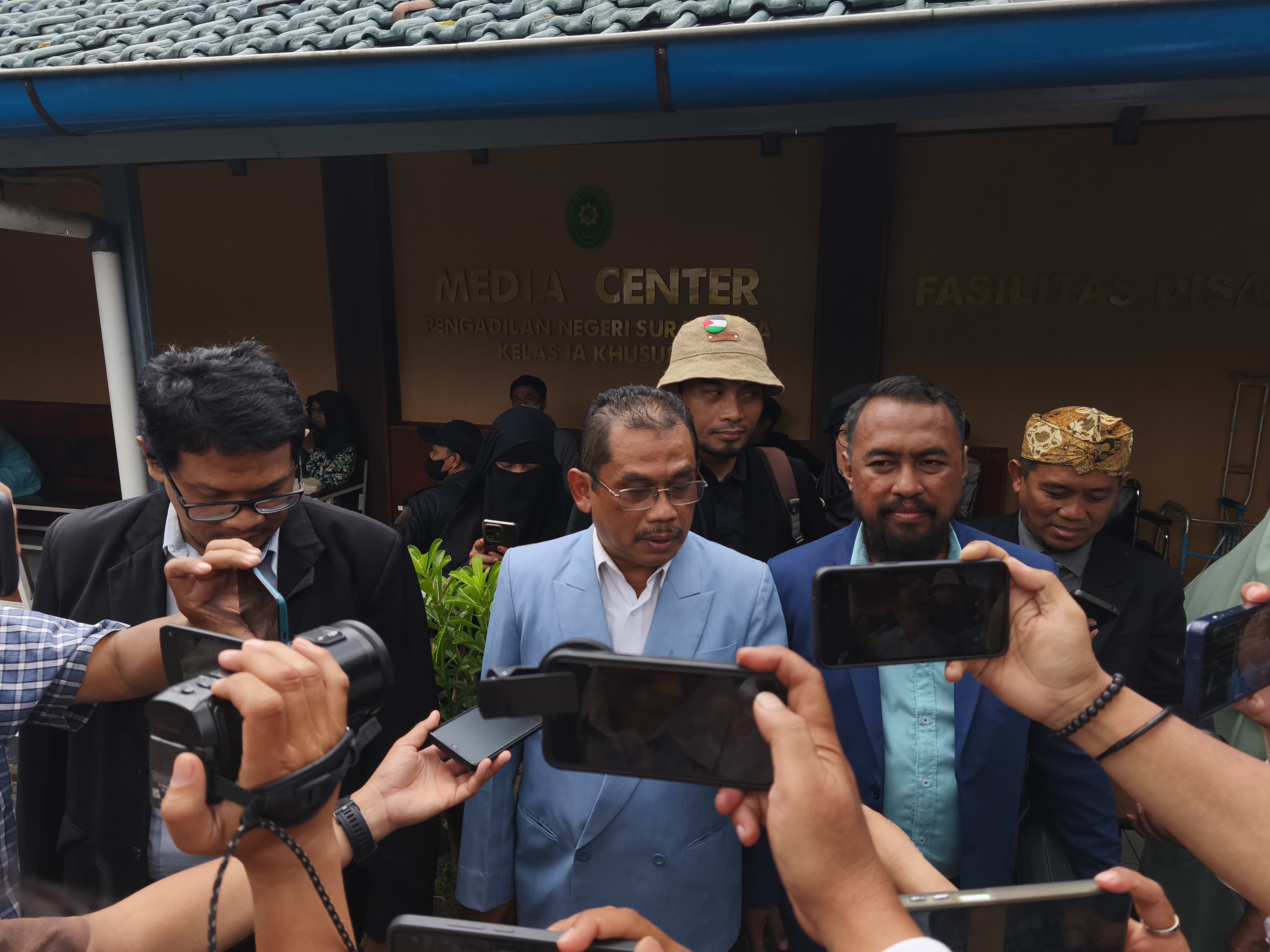 Kuasa Hukum Penggugat M. Taufiq beri keterangan pers.