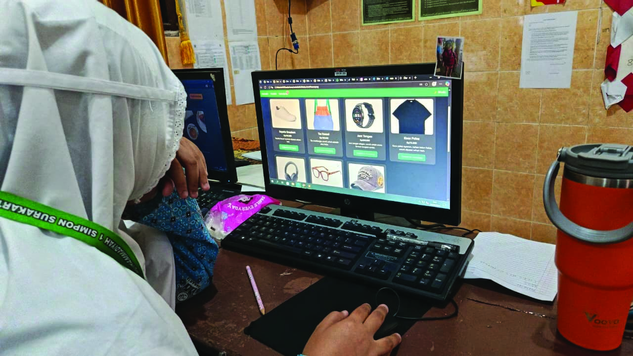 FOKUS: Siswa SMP Muhammadiyah 1 Simpon Solo saat belajar.