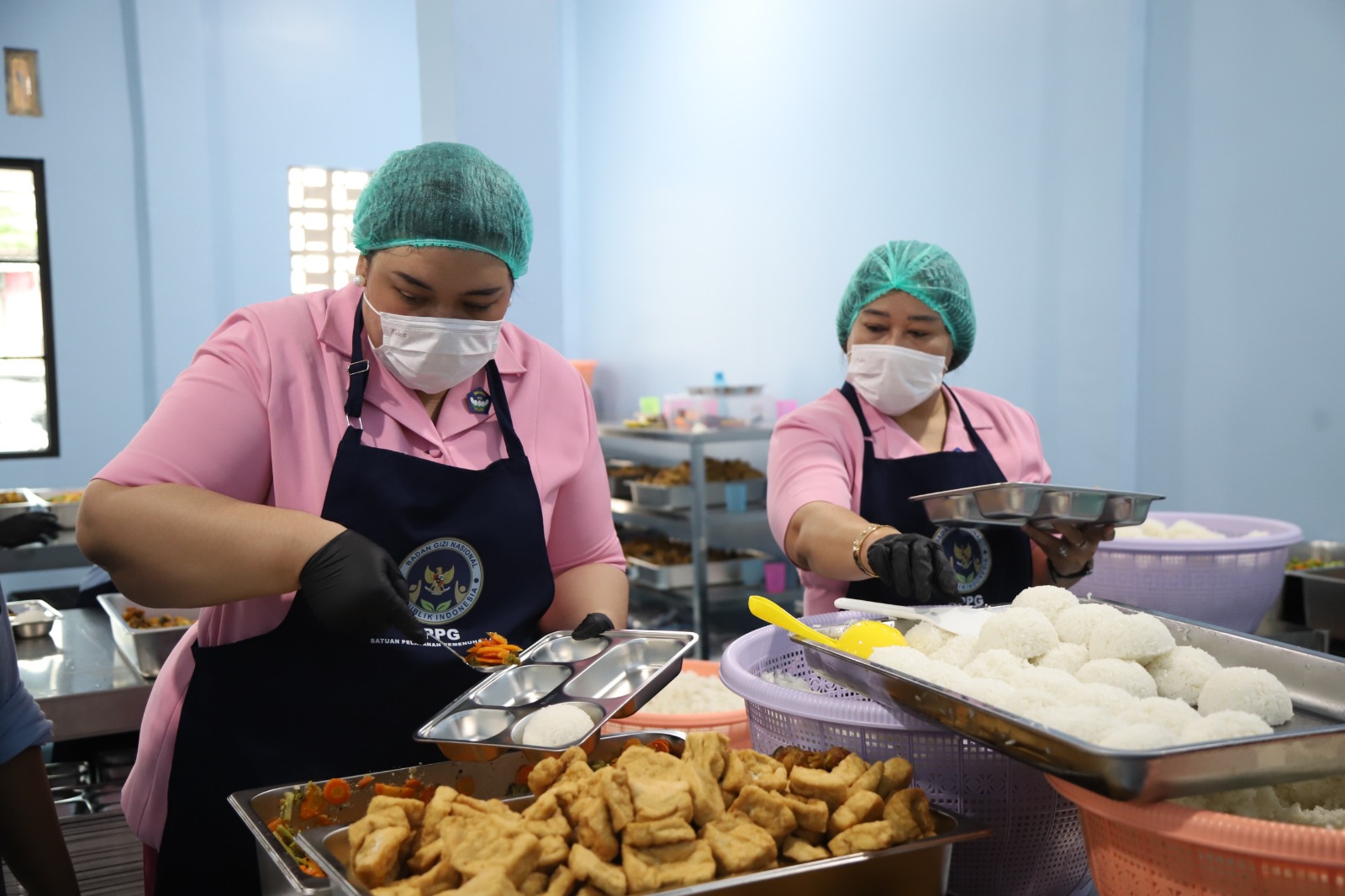 HIGIENIS: Suasana dapur SPPG YKB Polresta Solo yang melayani sudah MBG di SMKN 2 Solo, Senin (20/10/2025).