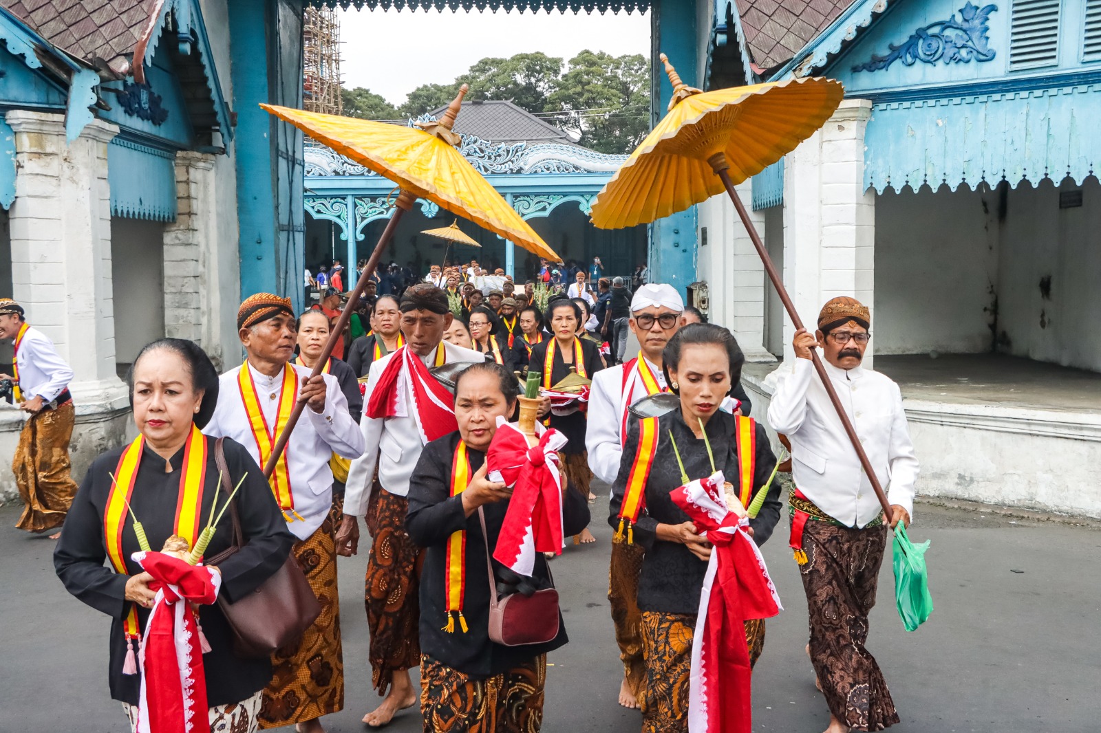 SPRIRITUAL: Para abdi dalem Keraton Kasunanan Surakarta mengarak kepala kerbau jantan menuju Alas Krendowahono, Karanganyar, Senin (20/10).