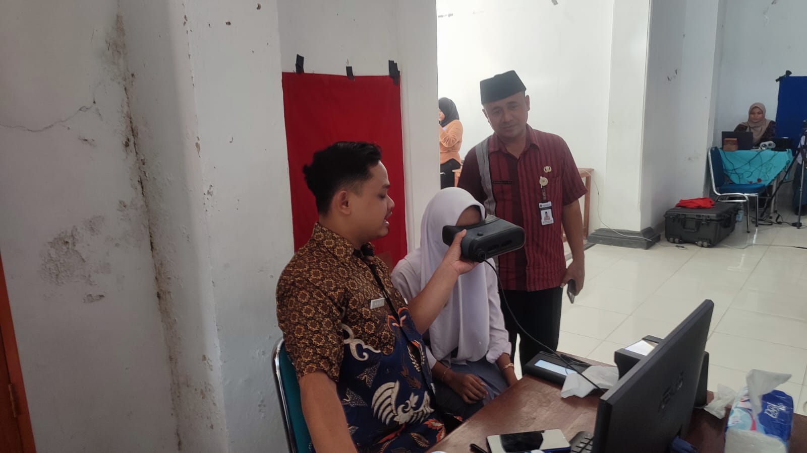 Pelayanan pembuatan e-ktp di Dispendukcapil Sragen. (Ahmad Khairudin/Radar Solo)