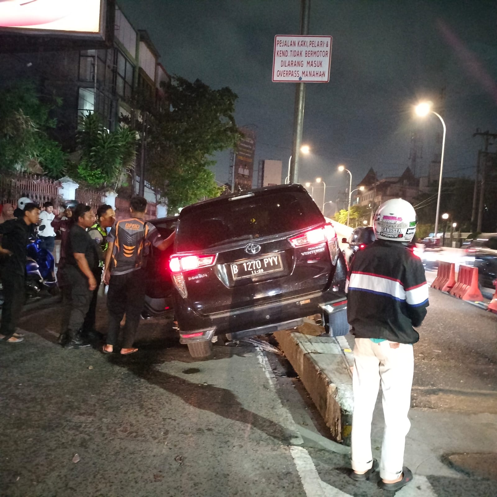 Kecelakaan tunggal di kawasan Overpass Manahan, Jalan Doktor Moewardi, Kelurahan Mangkubumen, Kecamatan Banjarsari, Solo, Senin (20/10/2025) malam.