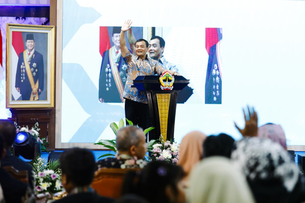 Gubernur Jateng Ahmad Luthfi hadiri Akad Massal KUR bagi 800.000 pelaku UMKM se-Indonesia yang dipusatkan di Surabaya, Jawa Timur, Selasa (21/10/2025).