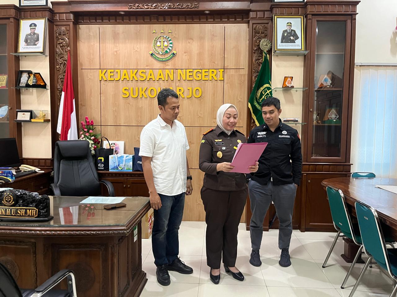 Kajari Sukoharjo Titin Herawati Utara (tengah) beberkan perkembangan kasus dugaan korupsi Percada.