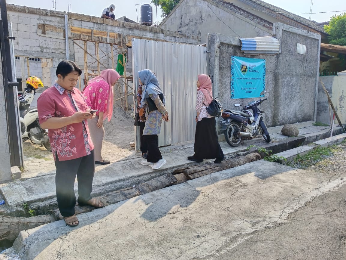 SETENGAH JALAN: Proses pembangunan SPPG Sumber, Banjarsari, Solo.