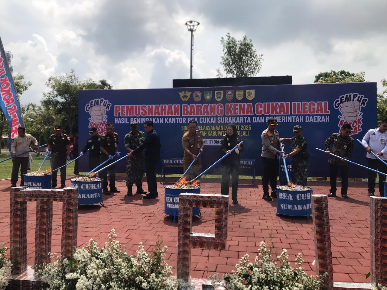 Bea Cukai Surakarta musnahkan 12 juta batang rokok ilegal di Boyolali, hasil tangkapan naik 70 persen dalam lima tahun terakhir.