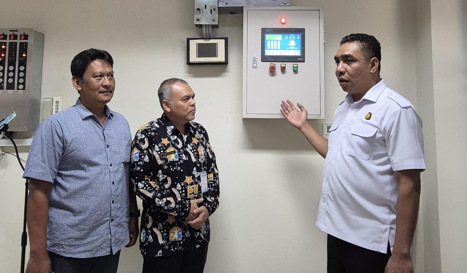 Penyerahan password pengoperasian payung Masjid Agung Madaniyah Karanganyar, Selasa (21/10/2025) siang. (Rudi Hartono/Radar Solo)