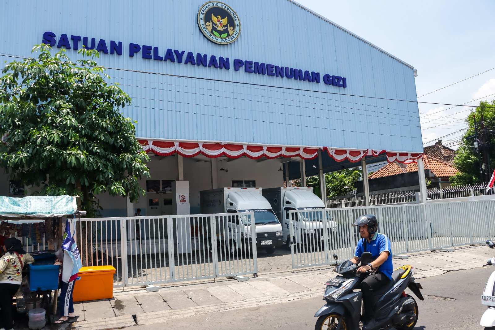 PINGGIR JALAN: Pengendara melintas di depan salah satu bangunan SPPG yang berada di Kota Solo.