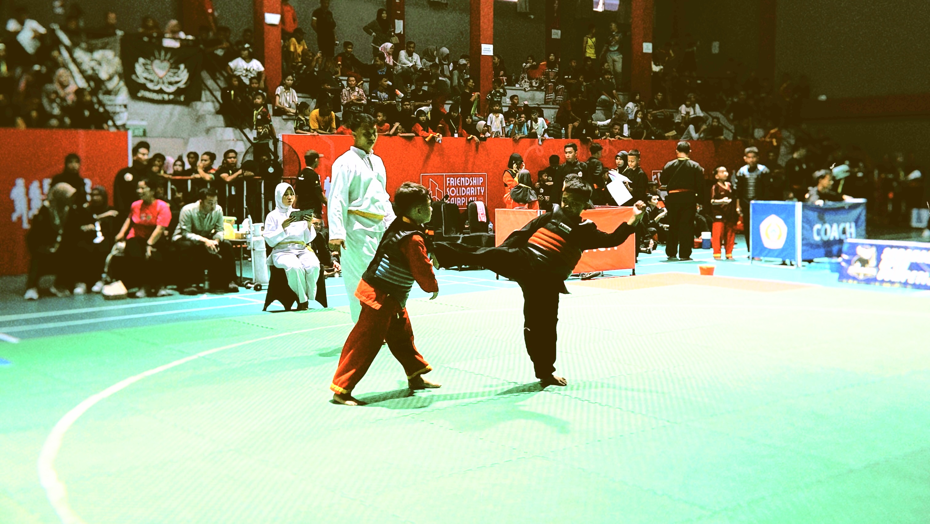 Dua pesilat tengah bertanding di kompetisi yang digelar di GOR FKOR UNS.
