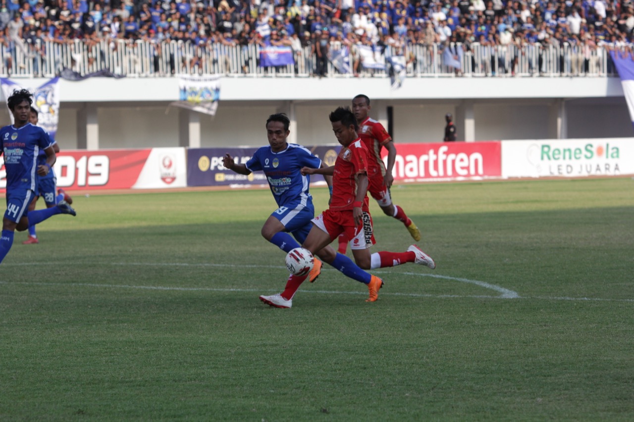 MENDEBARKAN: Winger Persis Solo Hapidin saat melepaskan tendangan ke gawang PSIM Jogja di Stadion Mandala Krida, Senin (21/10/2019).