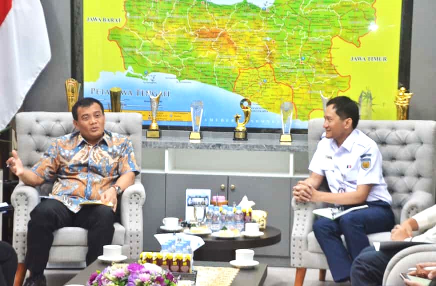 Direktur Utama PT KAI Bobby Rasyidin beraudiensi dengan Gubernur Jawa Tengah Ahmad Luthfi di Kantor Gubernur, Selasa (21/10/2025).