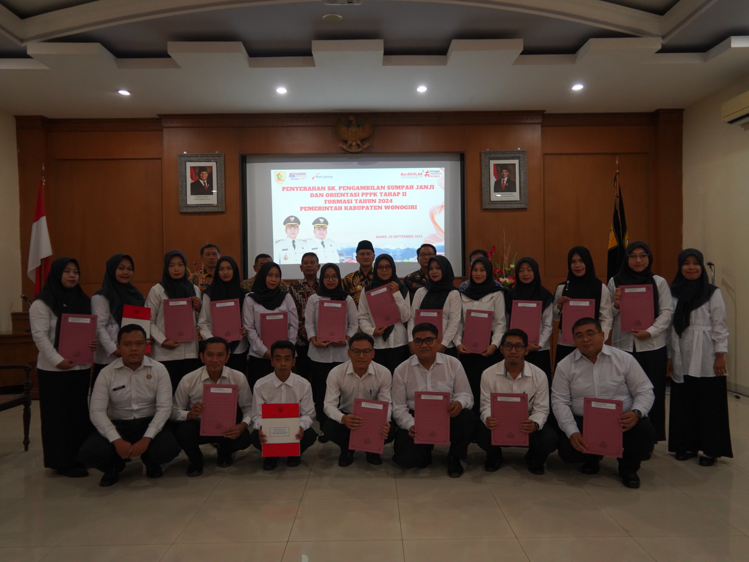 Penyerahan SK serta pengambilan sumpah janji dan orientasi PPPK tahap II formasi 2024 belum lama ini.