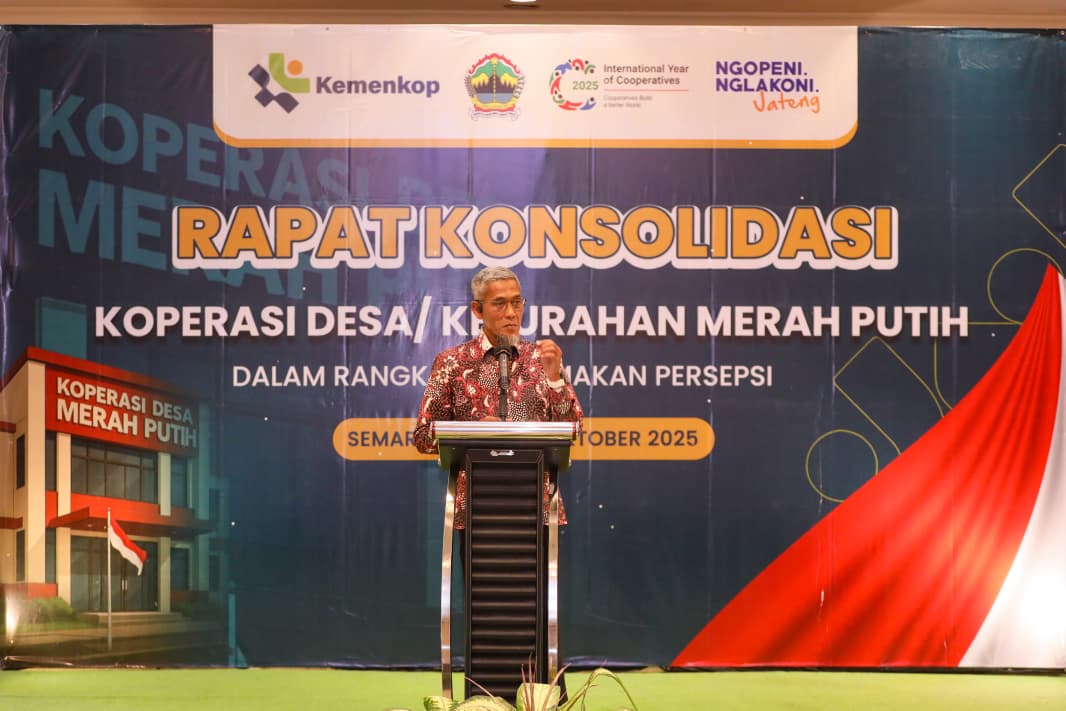 Sekda Jateng Sumarno wakili Gubernur Ahmad Luthfi membuka Rapat Konsolidasi Koperasi Desa/Kelurahan Merah Putih, di Hotel Grand Candi Semarang, Senin (20/10/2025) malam.