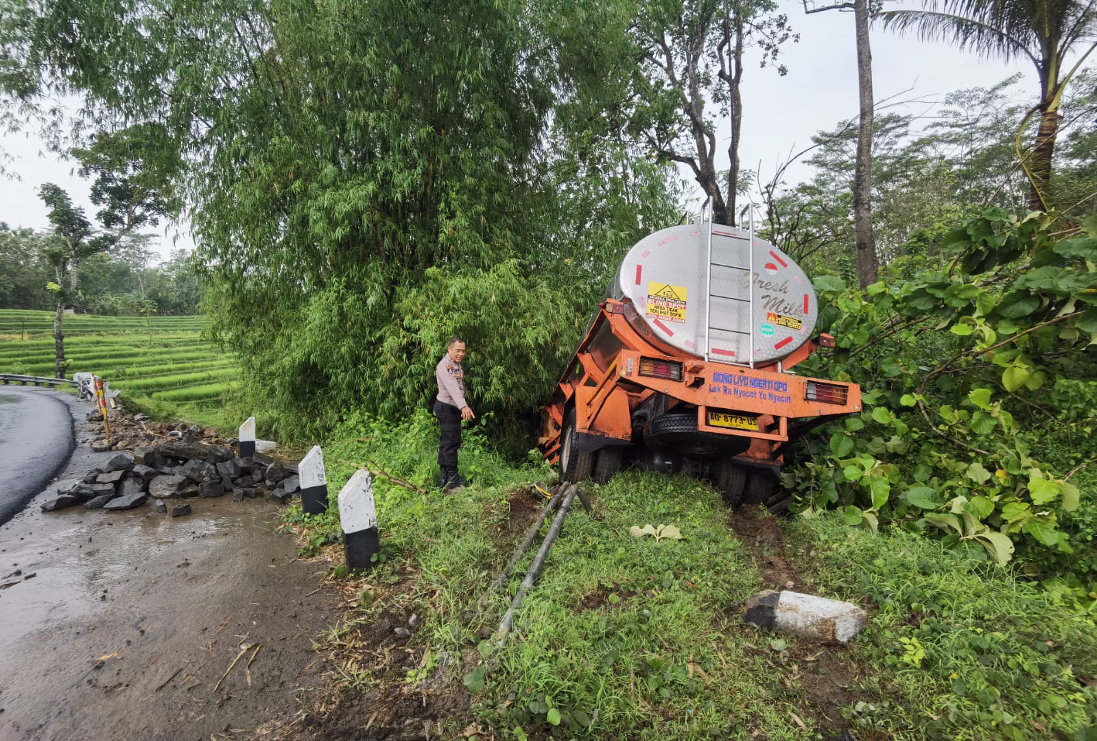 Truk angkut susu terperosok di tikungan Irung Petruk, Kecamatan Sidoharjo, Wonogiri, Selasa (21/10/2025).