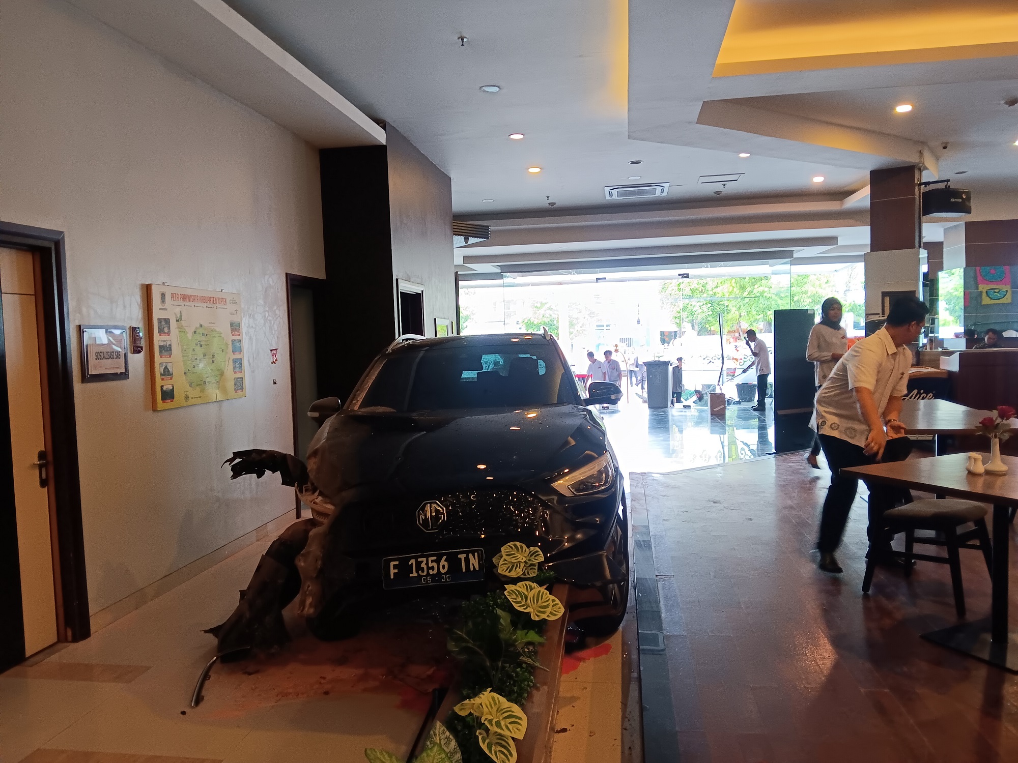 Kondisi mobil listrik yang masuk dan menerobos ke Tjokro Hotel Klaten, Rabu (22/10/2025). (Angga Purenda/Radar Solo)