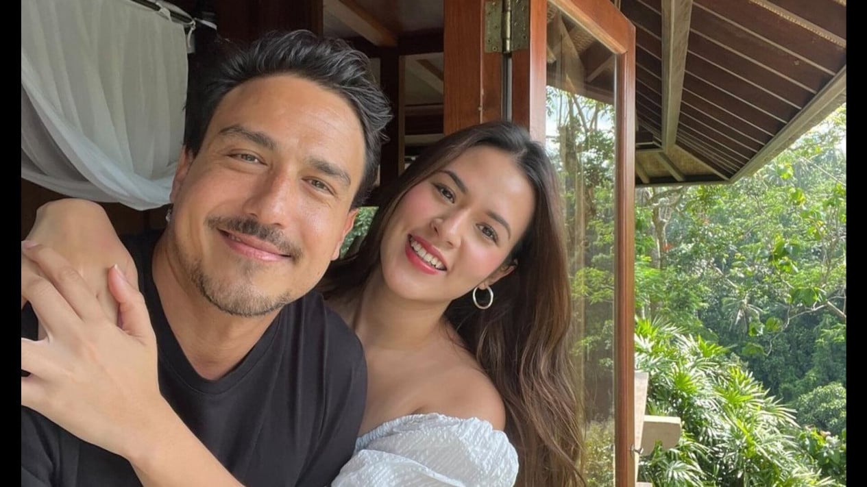 Raisa diduga gugat cerai Hamish Daud. Netizen heboh usai keduanya hapus foto anniversary dari Instagram.