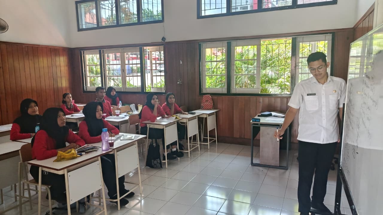 Siswa SRMA 17 Solo menjalan kegiatan belajar mengajar mapel matematika, Rabu (22/10).
