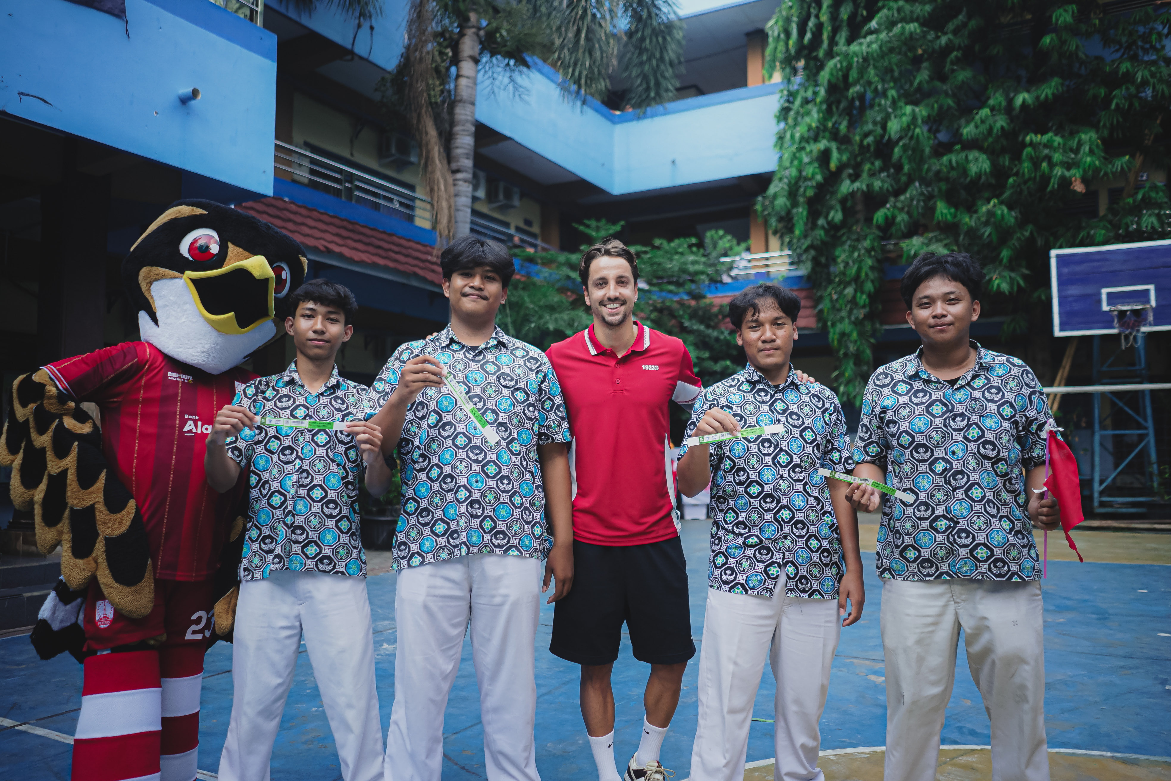 CERIA: Adriano Castanheira berfoto bersama siswa SMA Batik 2 Surakarta saat event Persis Goes to School