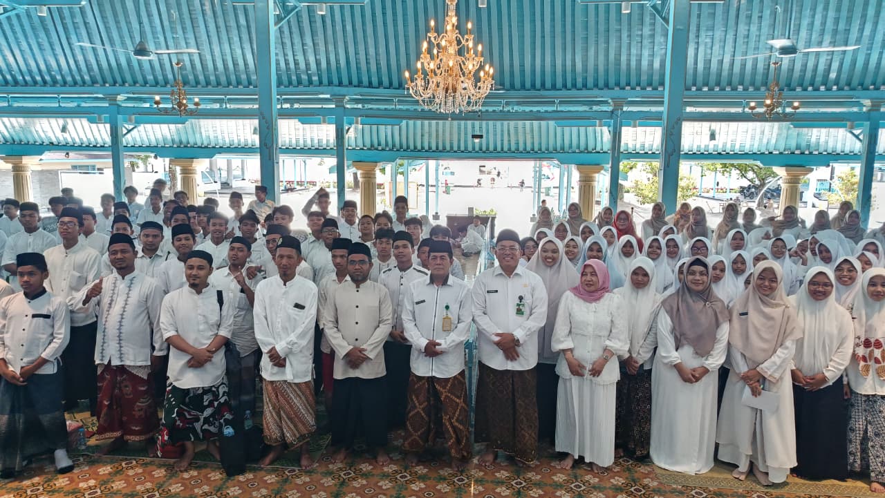 Pengurus pondok pesantren di Solo deklrasi pesantren ramah anak di Masjid Agung, Rabu (22/10).