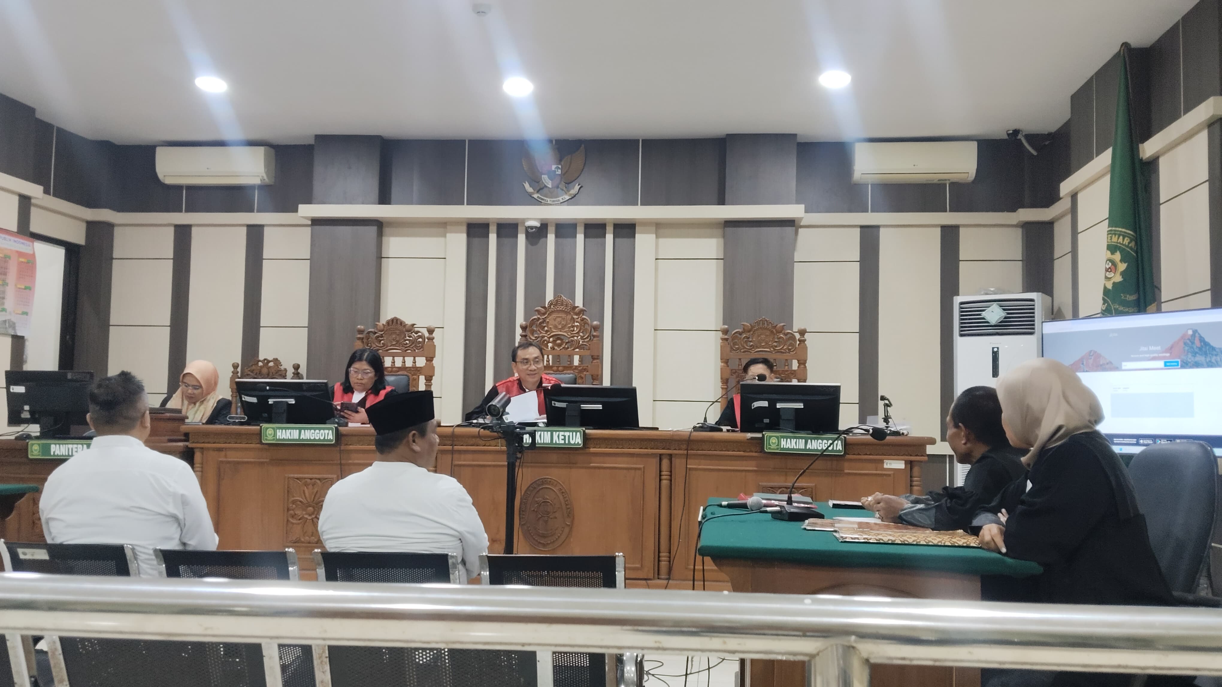 Sidang kasus dugaan korupsi pembangunan Masjid Agung Madaniyah Karanganyar di Pengadilan Tipikor, Semarang, Selasa (21/10/2025). (Dokumentasi Kejari Karanganyar)