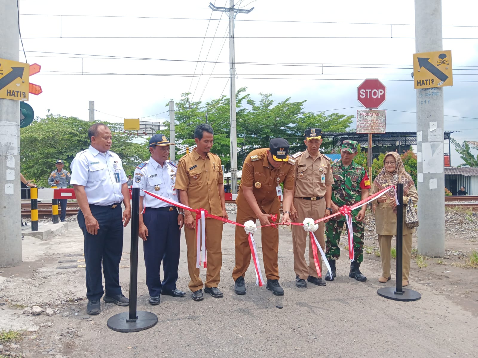 Bupati Klaten Hamenang Wajar Ismoyo saat meresmikan palang pintu perlintasan sebidang KA Mbah Ruwet di Desa Pokak, Kecamatan Ceper. ( Angga Purenda/Radar Solo)