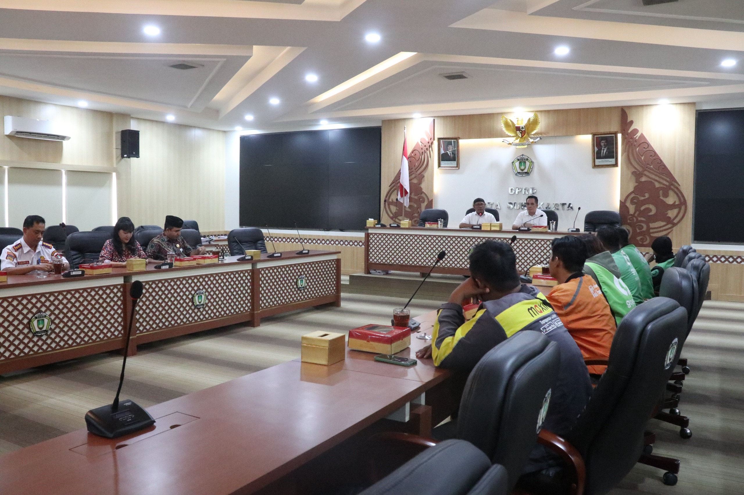 Puluhan perwakilan komunitas ojek online (Ojol) lintas aplikasi mendatangi gedung DPRD.