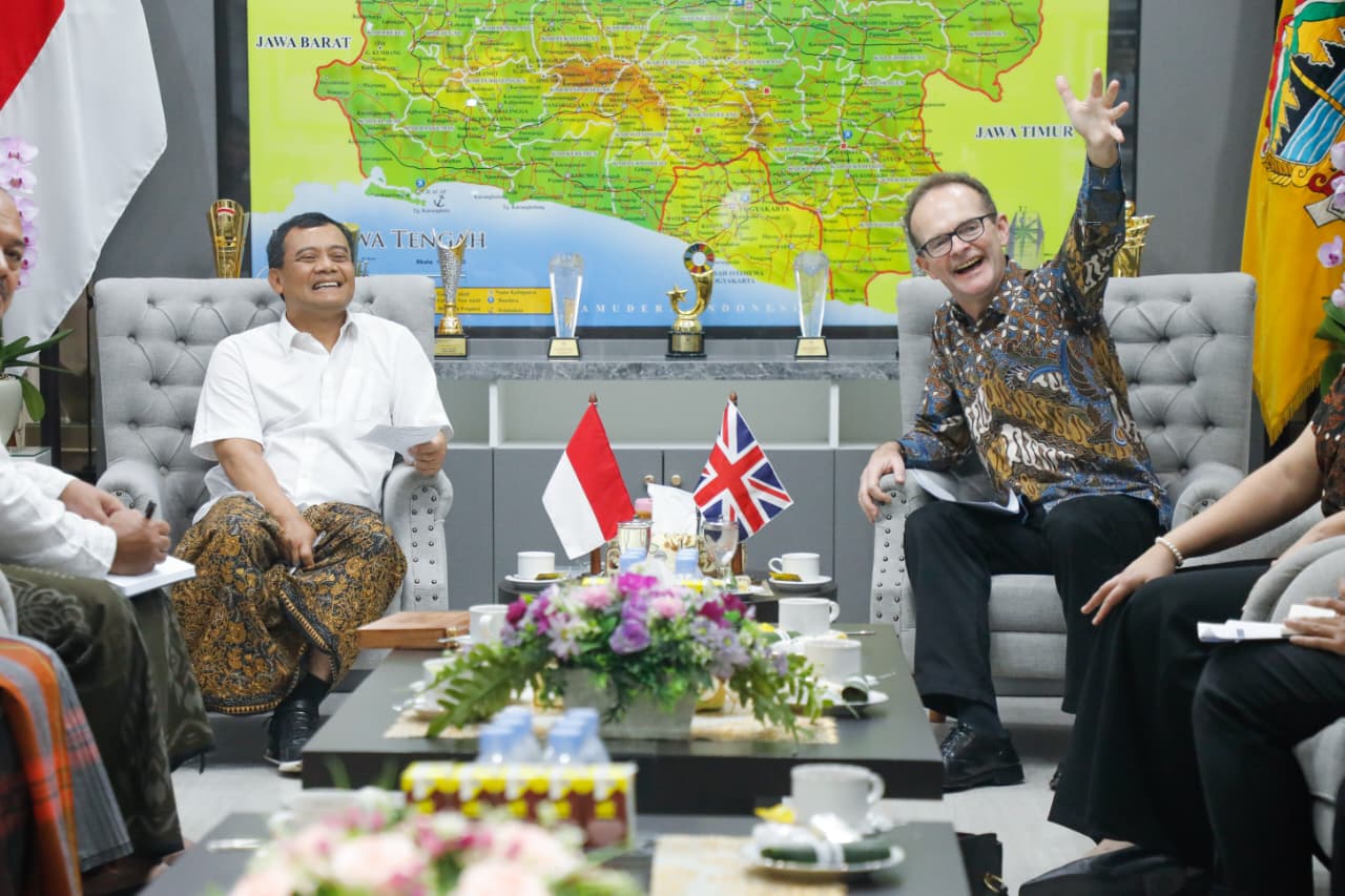Gubernur Jawa Tengah Ahmad Luthfi menerima kunjungan Duta Besar Inggris untuk Indonesia Dominic Jermey di kantor gubernur, Rabu (22/10/2025).