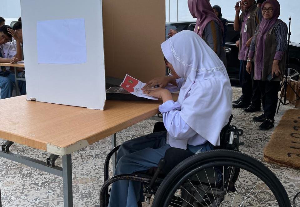 Simulasi proses pemungutan serta penghitungan suara yang dipandu oleh tim Sekretariat KPU Wonogiri di halaman Kantor KPU Wonogiri, Selasa (21/10/2025).