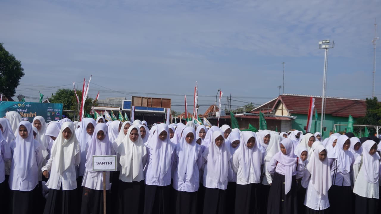 Peringatan Hari Santri Nasional 2025 di Kabupaten Sragen dipusatkan di lapangan Desa Sambirejo, Kecamatan Plupuh pada Rabu (22/10/2025). (Ahmad Khairudin/Radar Solo)