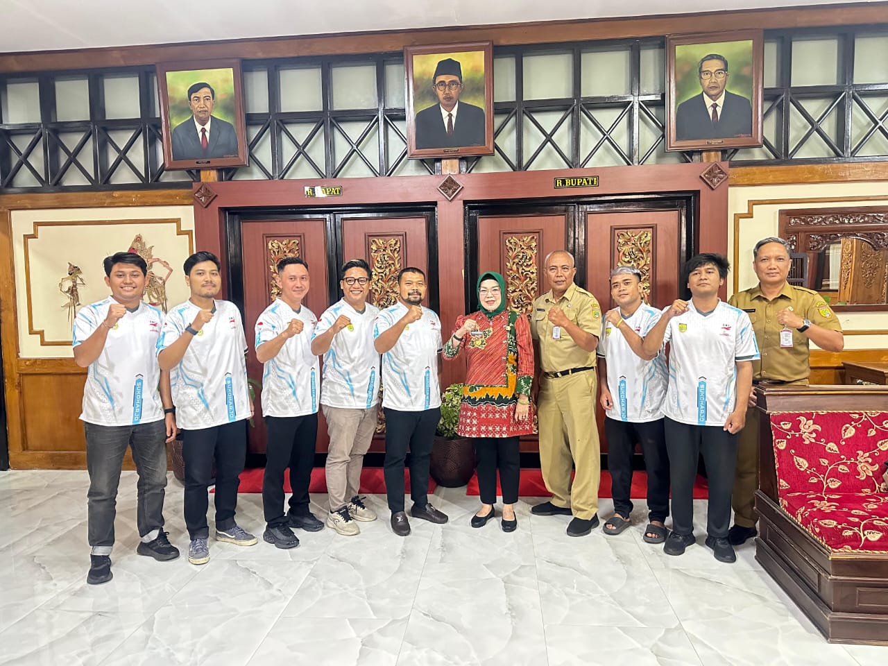 Atlet ESI Sukoharjo pamitan ke Bupati Sukoharjo Etik Suryani jelang tampil di ajang Pra Porprov di Grobogan.