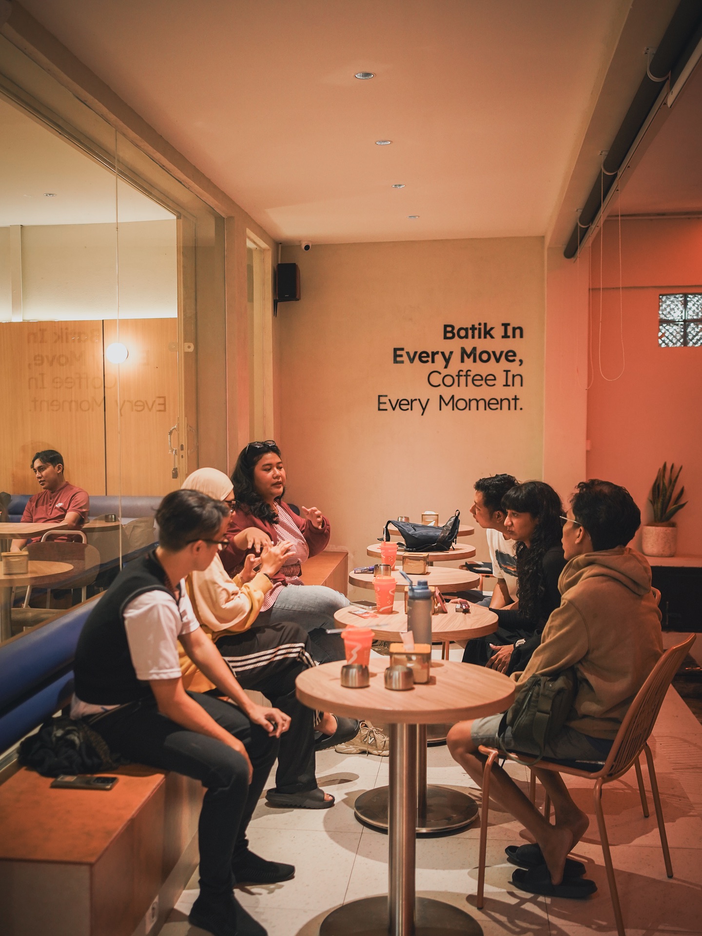 My Aksa Coffee Solo, kafe unik dengan konsep ngopi sambil belanja batik modern di Kampung Baru. Estetik dan Instagramable!