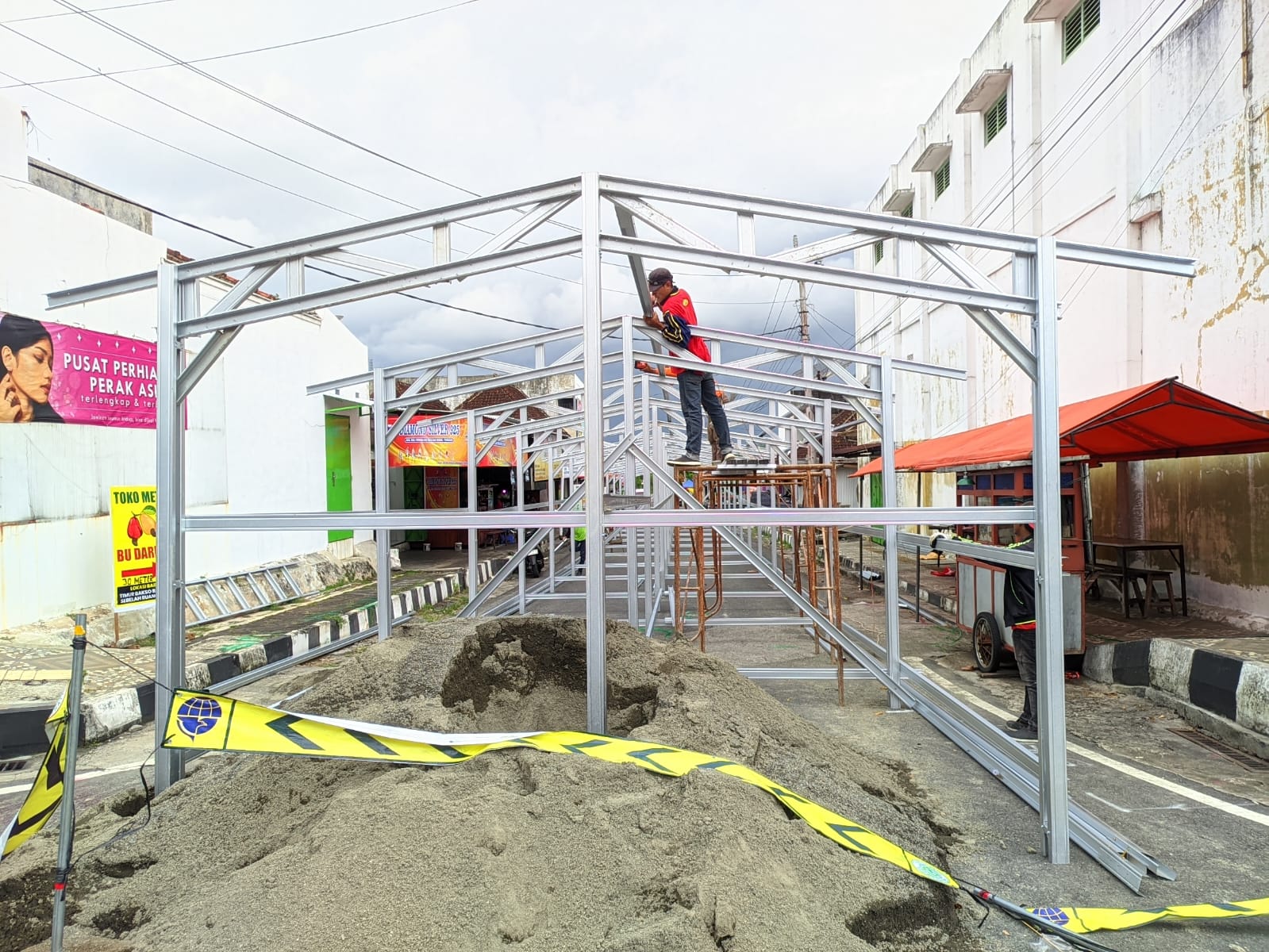 Proses pengerjaan pasar darurat di sekitar Pasar Kota Wonogiri Rabu (22/10/2025).