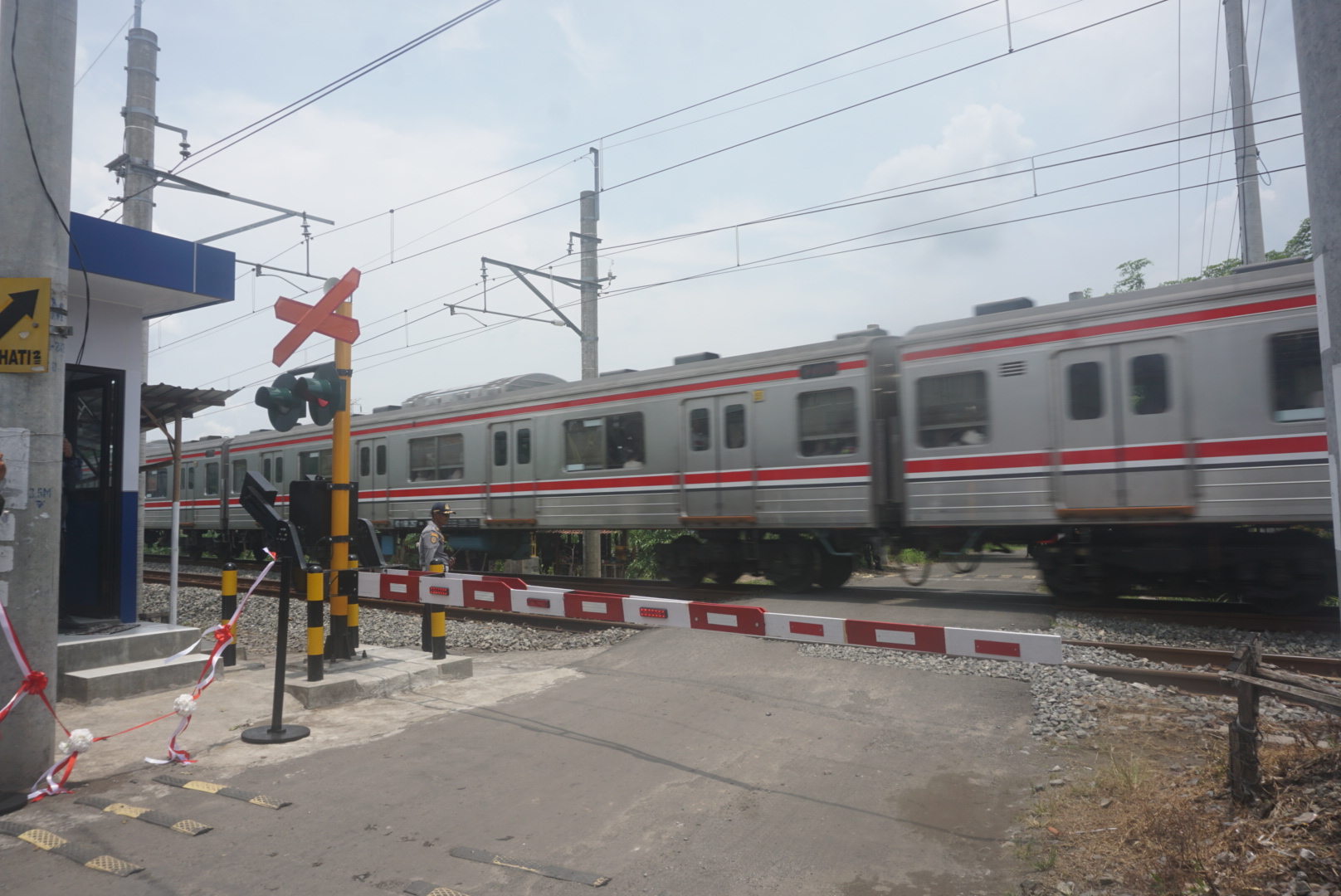 Kondisi arus kendaraan yang melintas di perlintasan sebidang kereta api (KA) JPL 254 Mbah Ruwet, Desa Pokak, Kecamatan Ceper, Klaten. (Angga Purenda/Radar Solo)