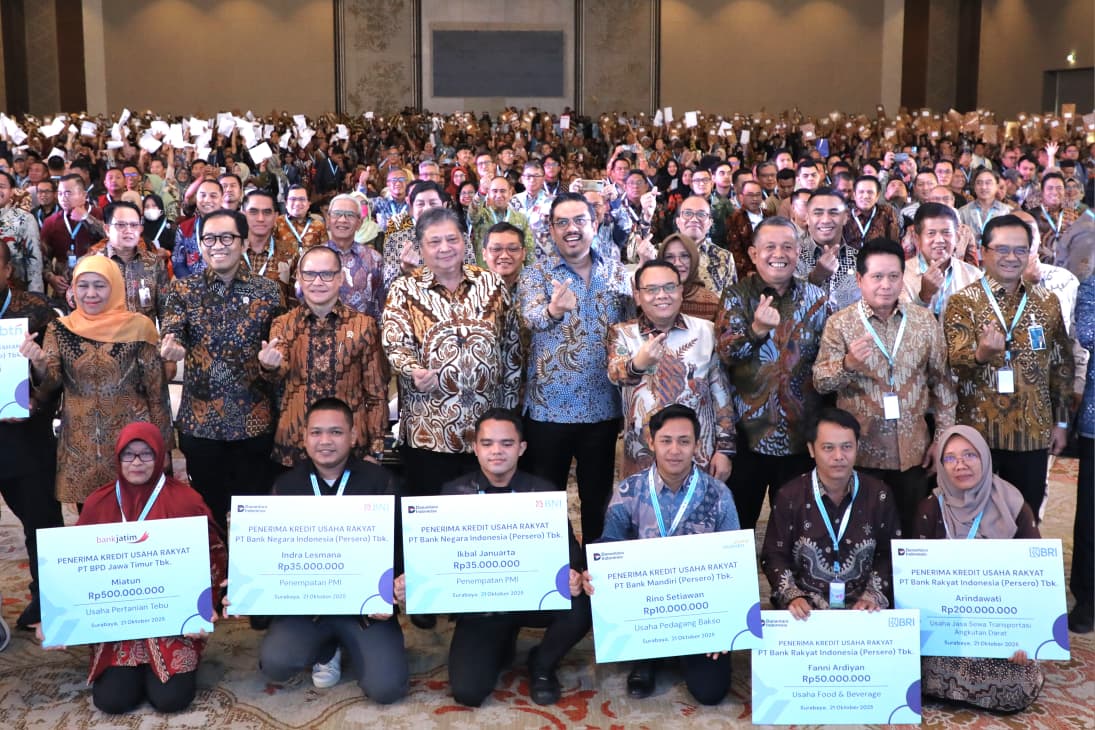 Akad Massal Kredit Usaha Rakyat (KUR) bagi 800 ribu debitur dan peluncuran Kredit Program Perumahan (KPP) di Surabaya, Jawa Timur, Selasa (21/10/2025).