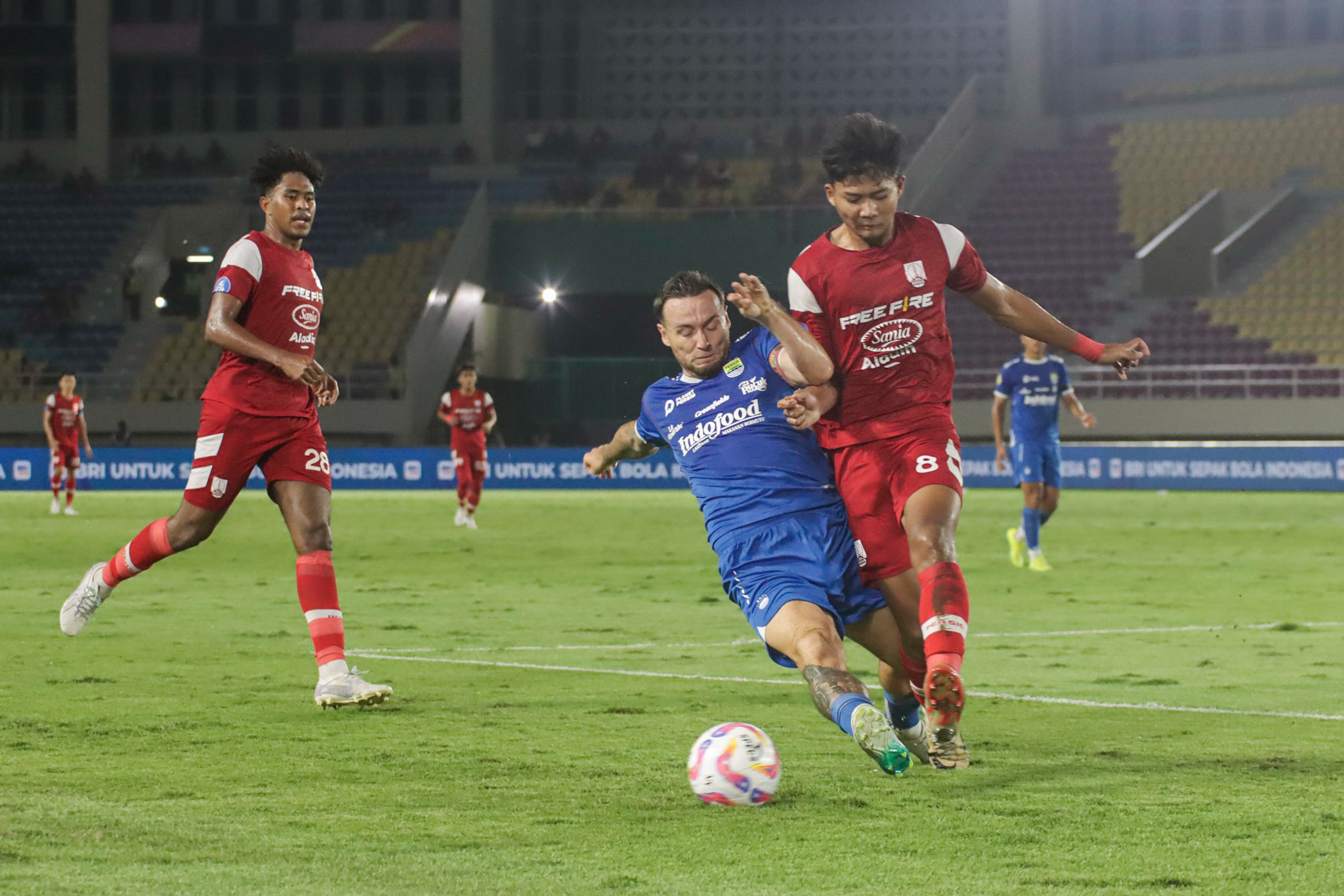SARAT GENGSI: Pertandingan Persis Solo melawan Persib Bandung musim lalu.
