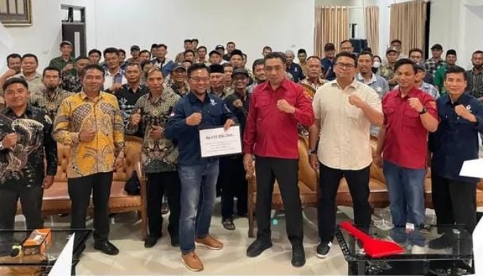 Pengembalian uang hasil penindakan kasus korupsi ke BUMDes Berjo, Ngargoyoso dari Kejari Karanganyar, Rabu (22/10/2025). (Rudi Hartono/Radar Solo)