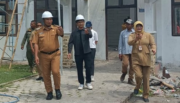 Bupati Sragen Sigit Pamungkas saat mengecek progres pembangunan sekolah rakyat. (Ahmad Khairudin/Radar Solo)
