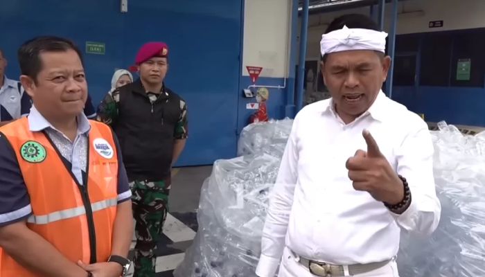 Gubernur Jabar Dedi Mulyadi (KDM) saat sidak pabrik air minum dalam kemasan di Subang.