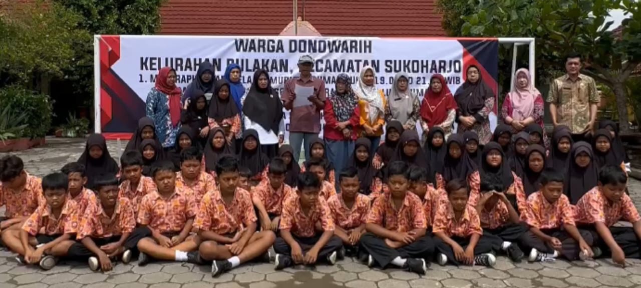 Deklarasi jam wajib belajar di Kampung Donowarih, Kelurahan Bulakan, Sukoharjo, belum lama ini.