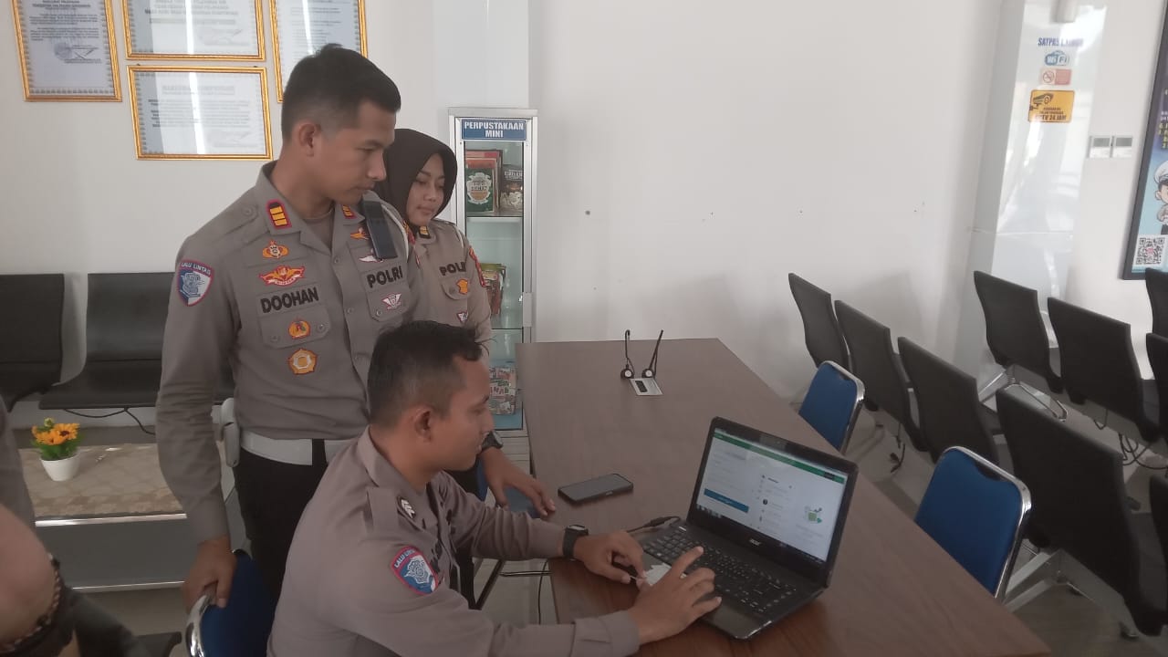 Uji coba sistem SIMKU di kantor Satpas Satlantas Polres Sukoharjo.