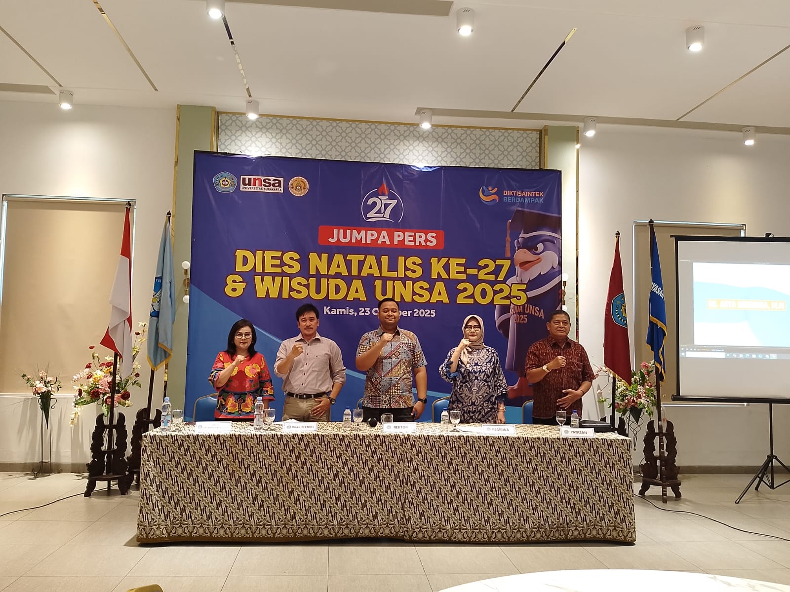 Rektor UNSA, Dr. Arya Surendra, SE., MM., (tengah) dalam jumpa pers Dies Natalis ke-27 dan Wisuda UNSA 2025, Kamis (23/10/2025).