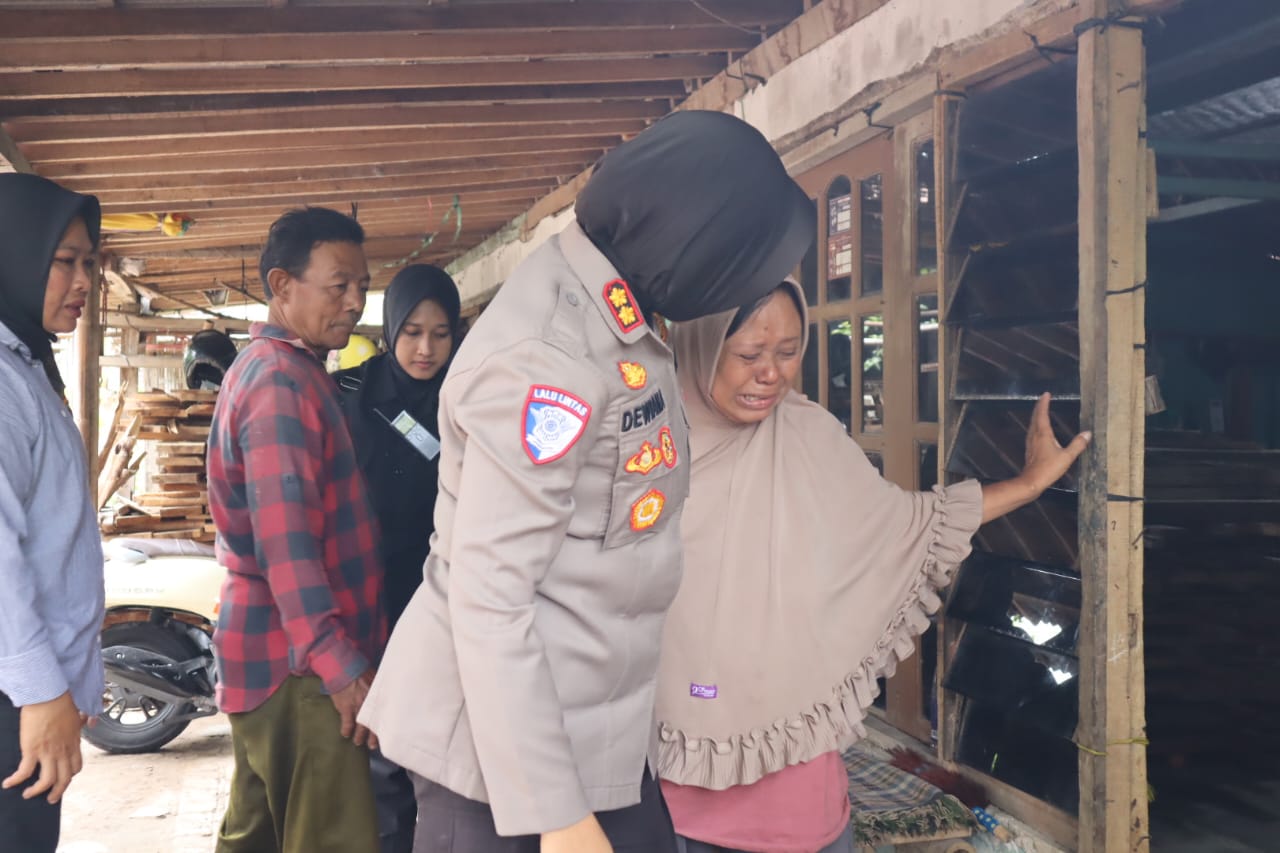 Kapolres Sragen AKBP Dewiana Syamsu Indyasari merangkul anggotanya yang sakit menahun, Kamis (23/10/2025). (Ahmad Khairudin/Radar Solo)