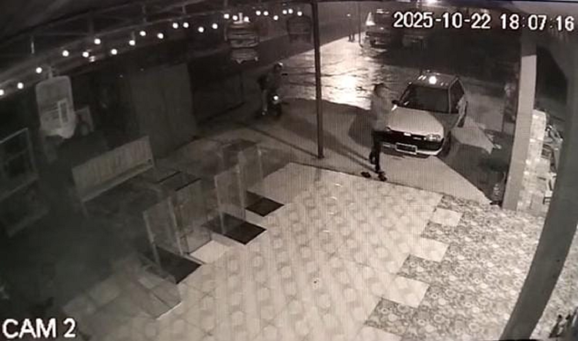 Rekaman CCTV pencurian sepeda motor kades Gempolan, Kecamatan Kerjo, Karanganyar, Selasa (22/10/2025). (Rudi Hartono/Radar Solo)