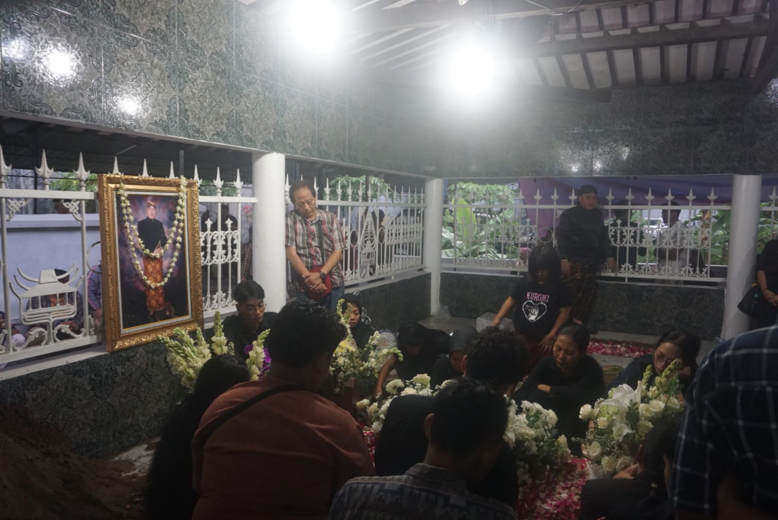 Keluarga berdoa di pusara dalang kondang Ki Anom Suroto di Pemakaman Padepokan, Desa Juwiring, Kecamatan Juwiring, Klaten pada Kamis (23/10/2025) sore. (Angga Purenda/Radar Solo)