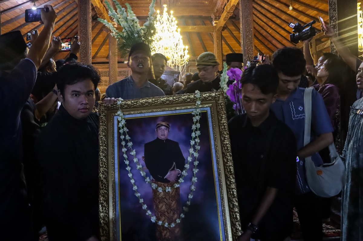 Pemberangkatan jenazah Ki Anom Suroto dari rumah duka di Makamhaji Sukoharjo menuju tempat pemakaman di Klaten, Kamis (23/10/2025).