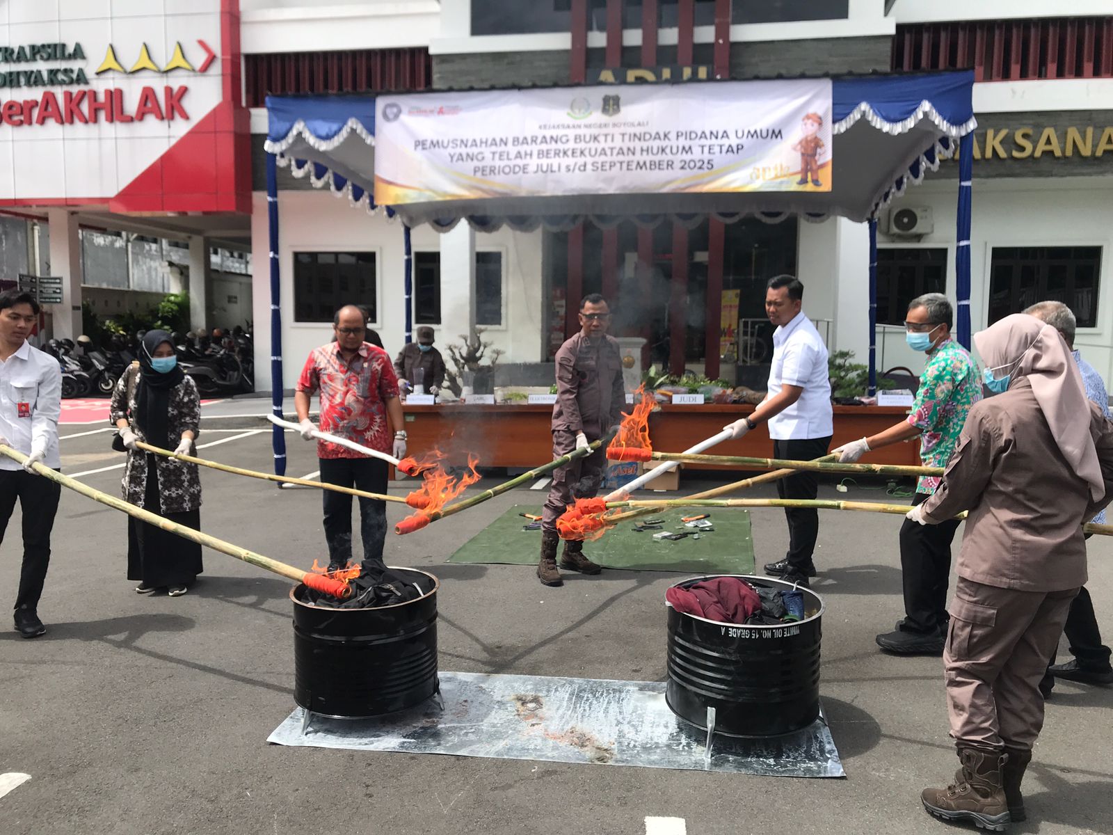 Pemusnahan barang bukti kasus hukum yang telah inkracht di halaman Kejari Boyolali, Kamis (23/10/2025).