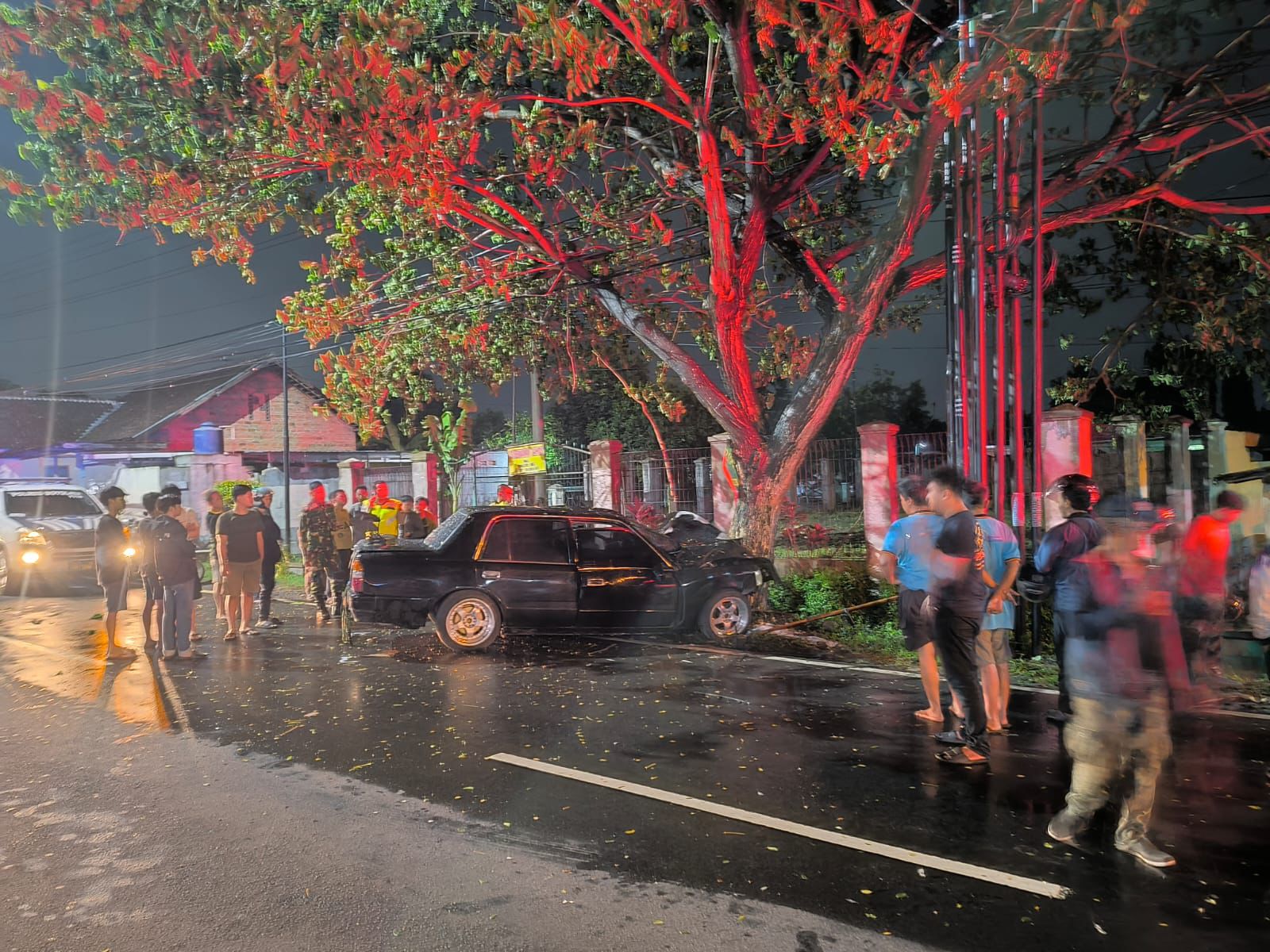 Kondisi mobil sedan yang menabrak pohon di Jalan Semarang-Solo, Banyudono, Boyolali, Kamis (23/10) sekira pukul 00.00.