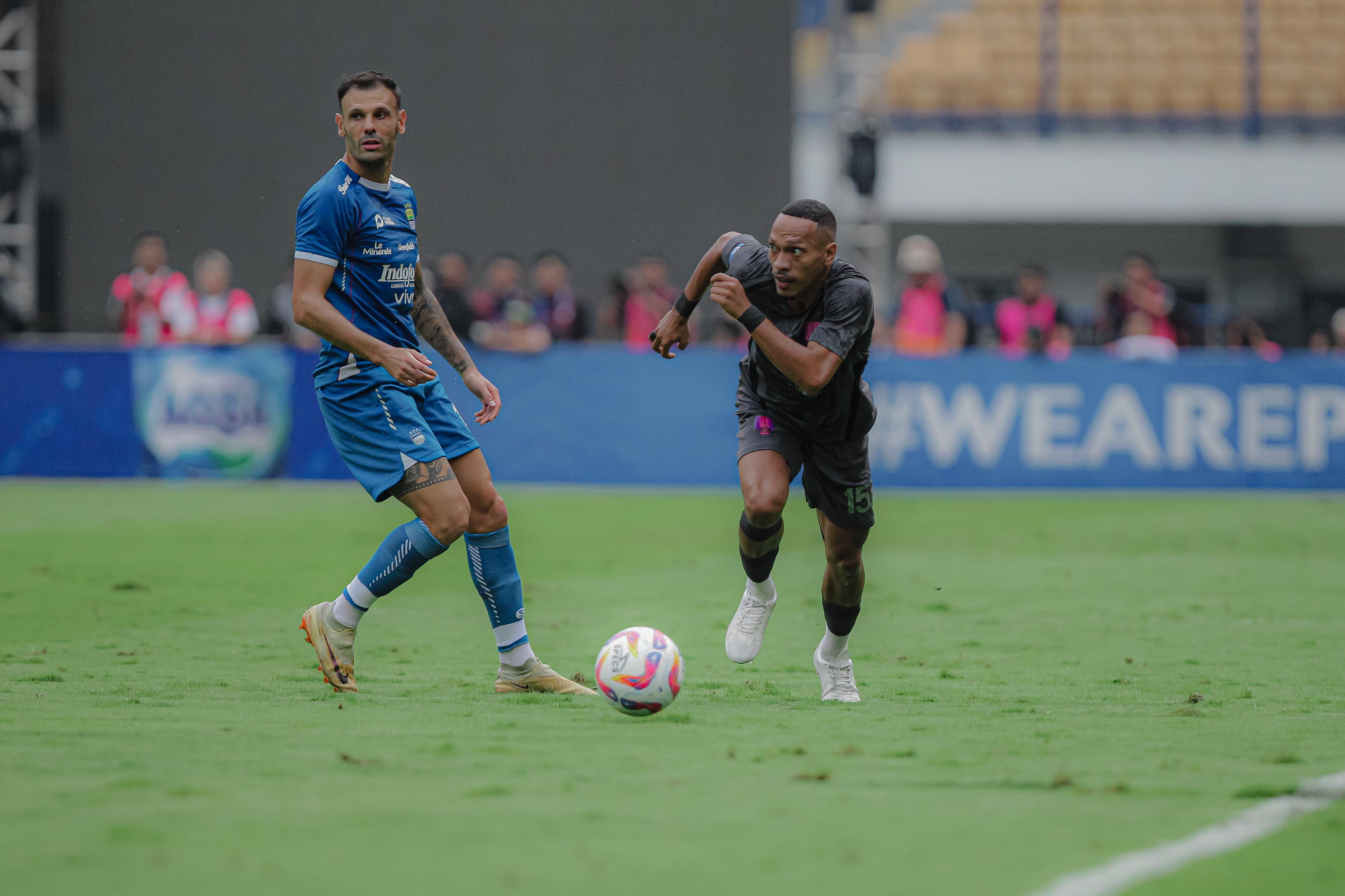 UNJUK GIGI: Bek Persis Solo Giovani Numberi (kanan) saat melawan Persib Bandung di Stadion GBLA, musim lalu.  &nbsp;