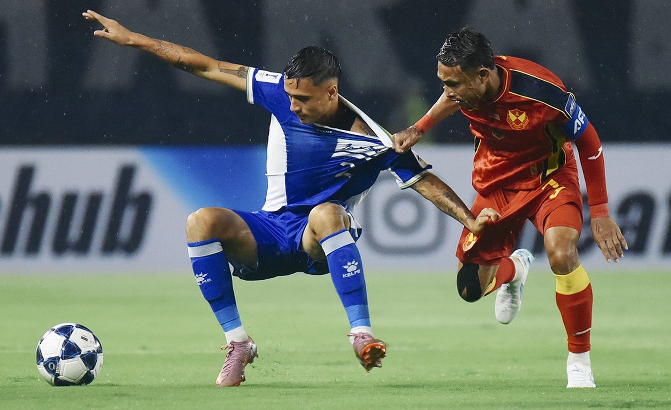 BERJIBAKU: Gelandang Persib Bandung Eliano Reijnders saat melawan Selangor FC di Stadion Gelora Bandung Lautan Api, Kamis (23/10).