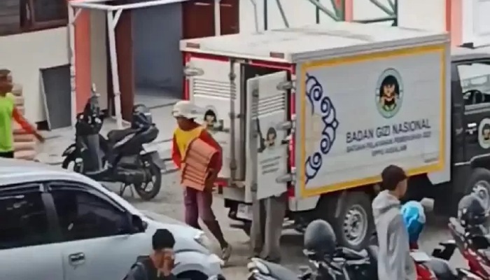 Video mobil boks MBG malah dipakai angkut genting di salag satu sekolah Trenggalek.